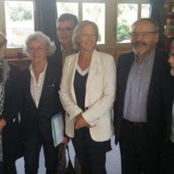 Sophie Cluzel au centre accompagnée de Dominique Gillot à sa droite